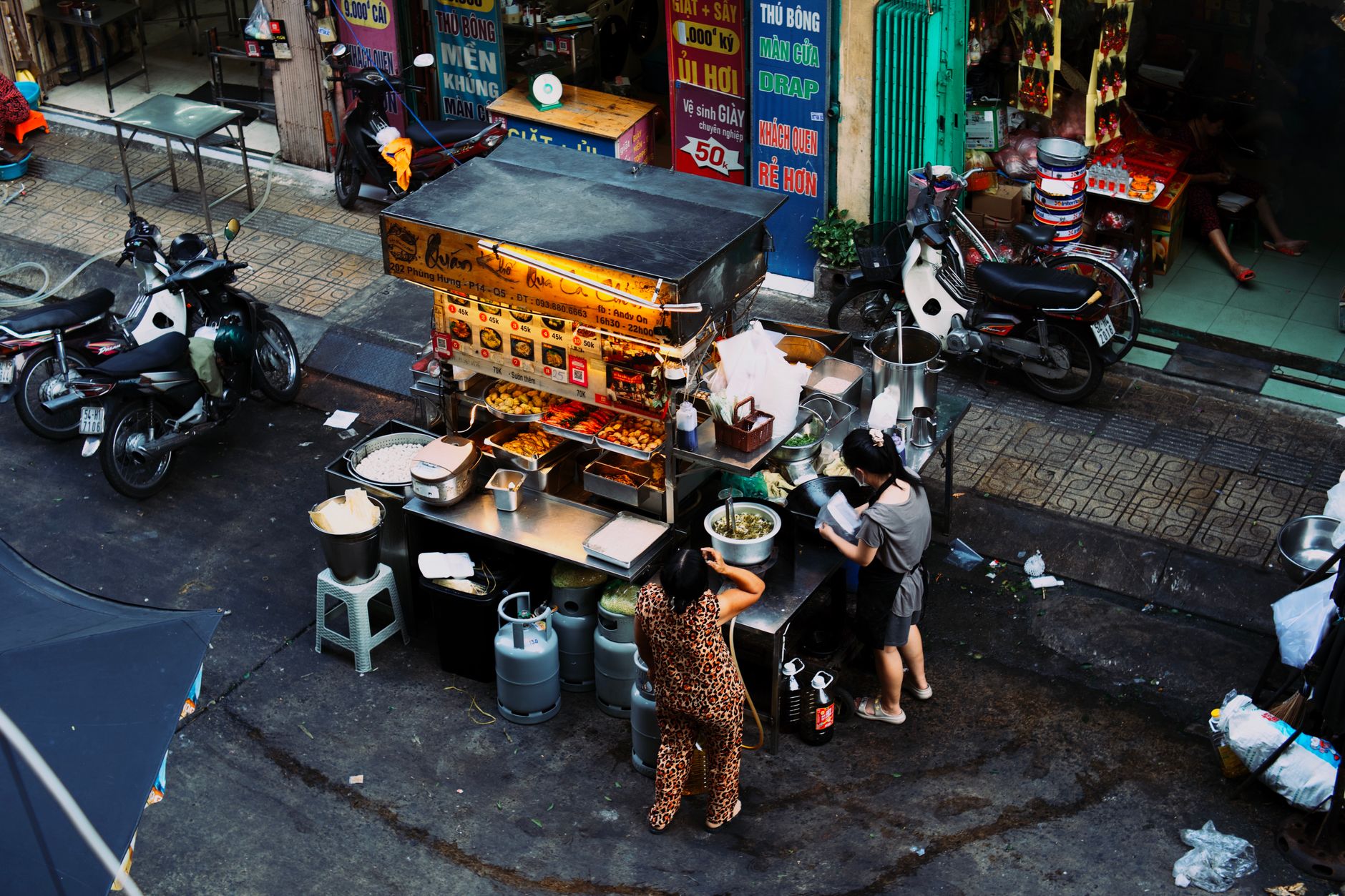 Street food scene showing safe-vs-avoid visual cues — flames, sizzling pan, busy stall